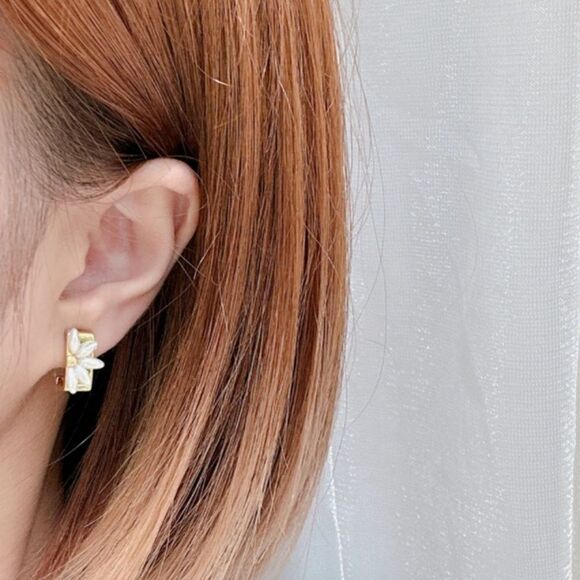 Vintage style flower clip on earrings A415 - Picture 2 of 5